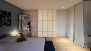 A modern bedroom with a bed, bedside table, and a large window with a view. - Maison d’architecte lumineuse • Au cœur des Vosges (Deyvillers)