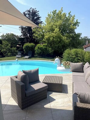 Ein Schwimmbecken mit Liegestühlen und einem dekorativen Seepferdchen-Schwimmpfiff.