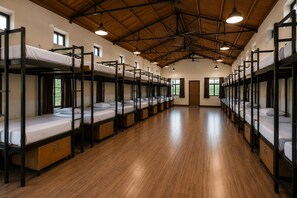 Peralatan tempat tidur hipoalergenik, meja, ruang kerja komputer riba 
