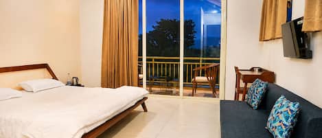 Hypo-allergenic bedding, free minibar, desk, laptop workspace