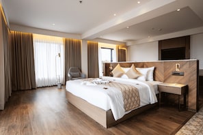 A modern hotel room with a large bed, a desk, and a chair. - Travancore Palace, Cochin (Aluva)