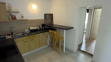 Kaffetrakter/tekoker, kjøleskap, mikrobølgeovn og ovn