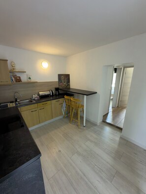 Coffee/tea maker, fridge, microwave, oven - Gemütliche Ferienwohnung für 2-4 Pers.im Gasthof "Zwahr" mit Blick zum Spitzberg (Oderwitz)