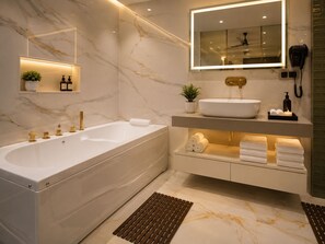 Shower, perlengkapan mandi gratis, pengering rambut, dan handuk