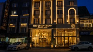 Hotelli nimeltä »The Queen’s Head Boutique Hotel», jossa on näyttävä sisäänkäynti ja selkeästi näkyvä kyltti.