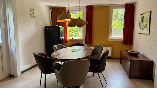 Een 6-persoons vakantiehuis in het hart van Drenthe, op steenworp afstand van natuur, bos en water. Perfect voor gezinnen en koppels die even helemaal willen ontsnappen aan de dagelijkse bezigheden.