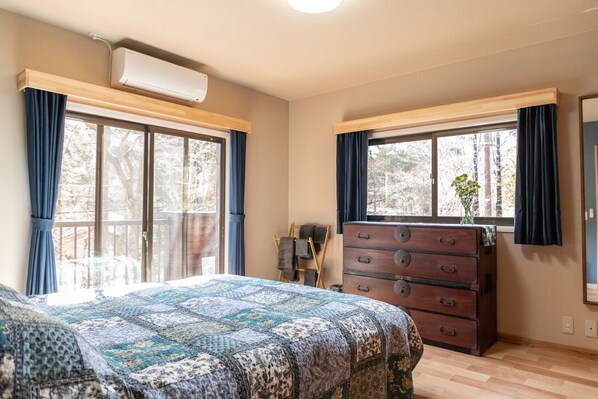 Tabla de planchar con plancha, wifi y ropa de cama 