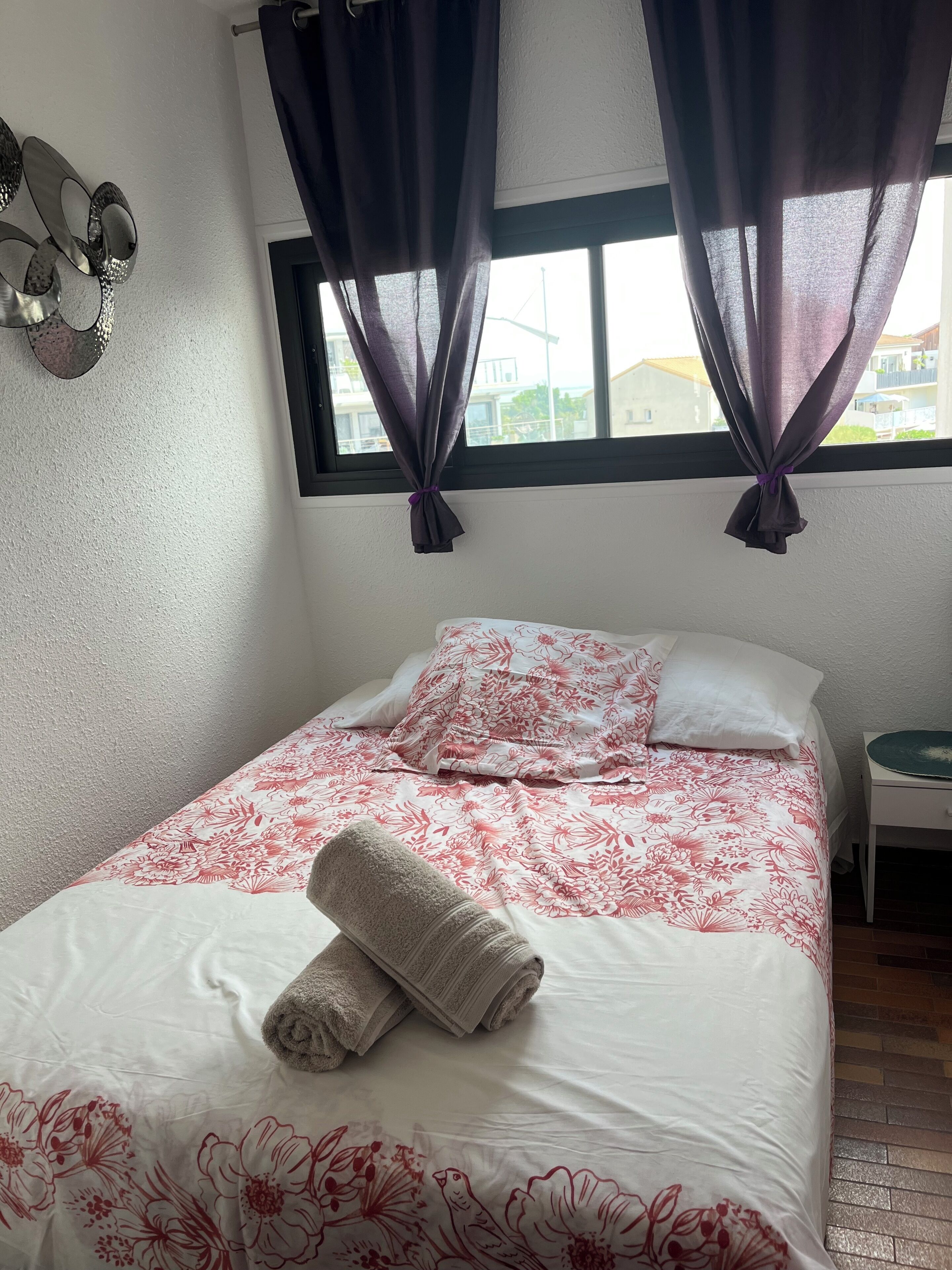 2 quartos, ferros/tábuas de passar roupa, roupa de cama