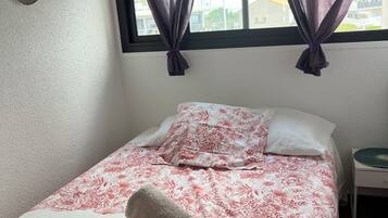 2 quartos, ferros/tábuas de passar roupa, roupa de cama