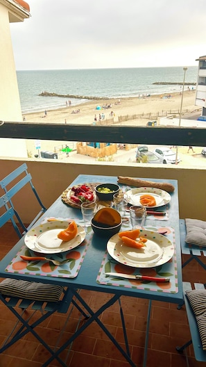 Outdoor dining - Hippo Duplex: Right on the Waterfront in Carnon (Mauguio)