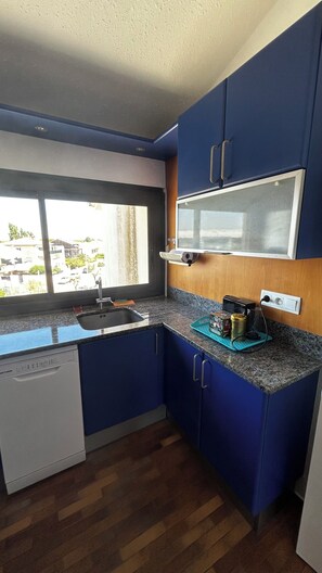 Coffee/tea maker, fridge, microwave, oven - Hippo Duplex: Right on the Waterfront in Carnon (Mauguio)