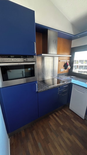 Coffee/tea maker, fridge, microwave, oven - Hippo Duplex: Right on the Waterfront in Carnon (Mauguio)