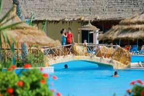 Piscine extérieure (ouverte en saison)