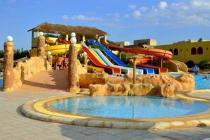 Piscine extérieure (ouverte en saison)