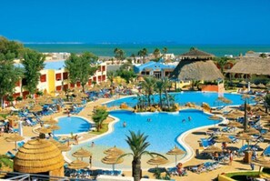 Piscine extérieure (ouverte en saison)