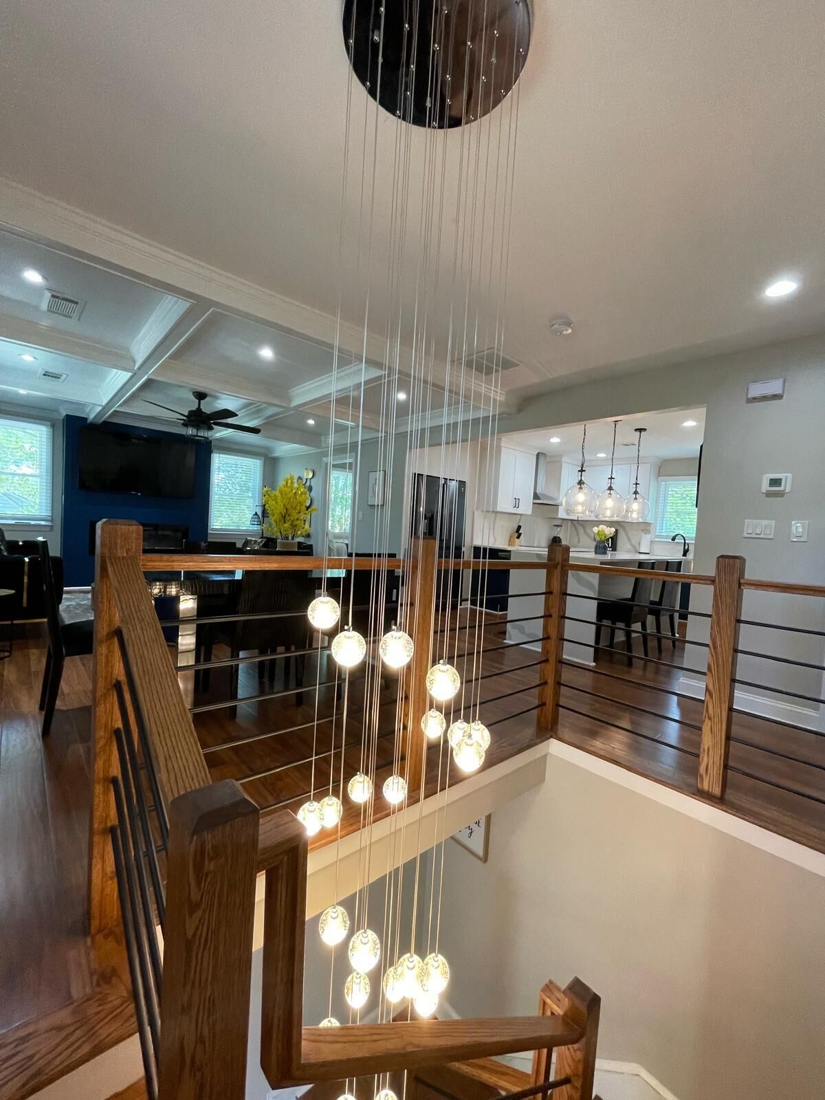 Ein modernes Interieur mit einer Holztreppe, einem Essbereich und einer Küche.