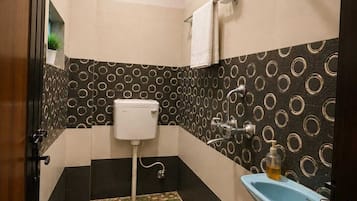 Un baño pequeño con inodoro, bidé y lavamanos.