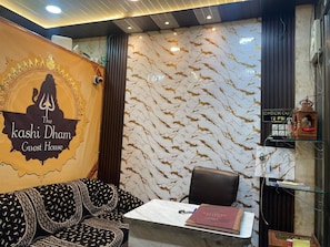 Lobby - Kashi Dham P Guest House (Varanasi)