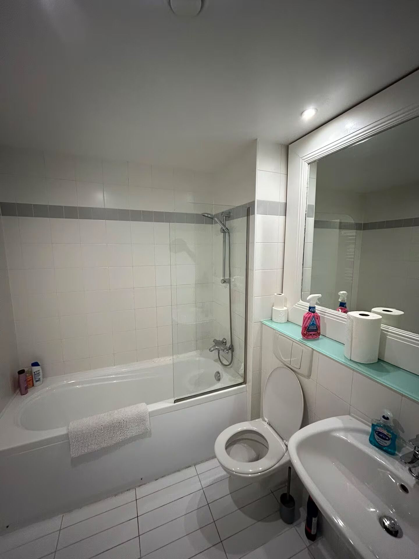 Een badkamer met bad, toilet en wastafel.