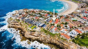 Beach nearby - Large Two-Bedroom Garden Apartment (North Bondi)