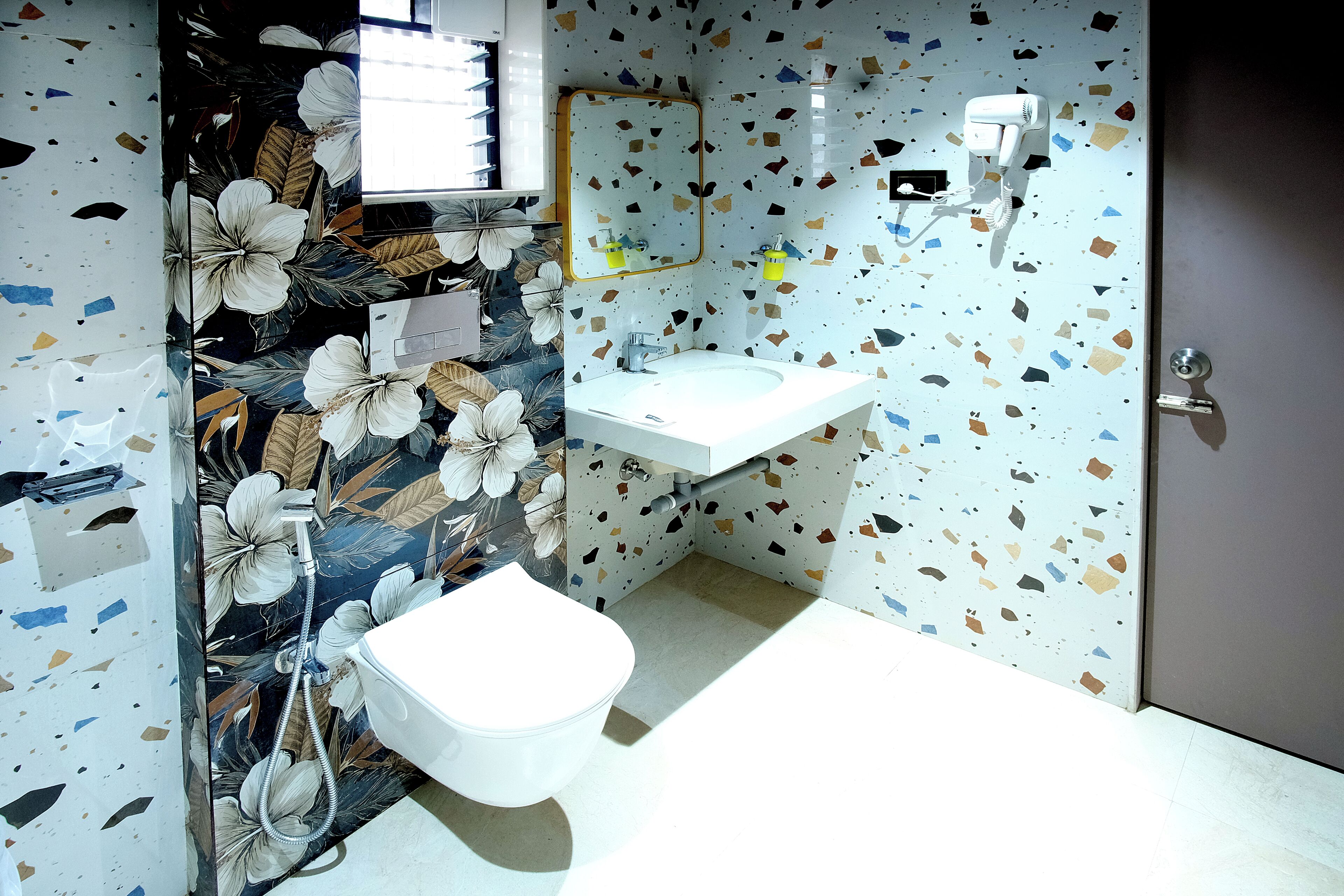 Habitación estándar | Baño | Regadera, amenidades de baño gratuitas, toallas, jabón 