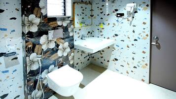 Habitación estándar | Baño | Regadera, amenidades de baño gratuitas, toallas, jabón