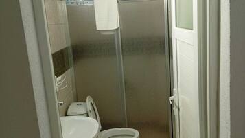 Basic-Zimmer, Balkon | Badezimmer | Haartrockner, Handtücher, Seife, Shampoo
