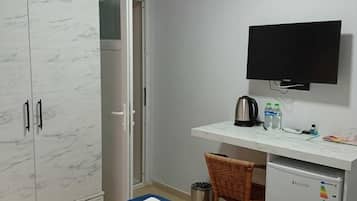 Basic Room, Balcony | Desk, WiFi (free)