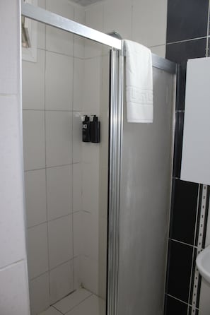 Quarto básico, sacada | Banheiro | Secador de cabelo, toalhas de banho, sabonete, shampoo