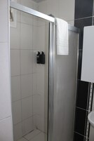 Quarto básico, sacada | Banheiro | Secador de cabelo, toalhas de banho, sabonete, shampoo