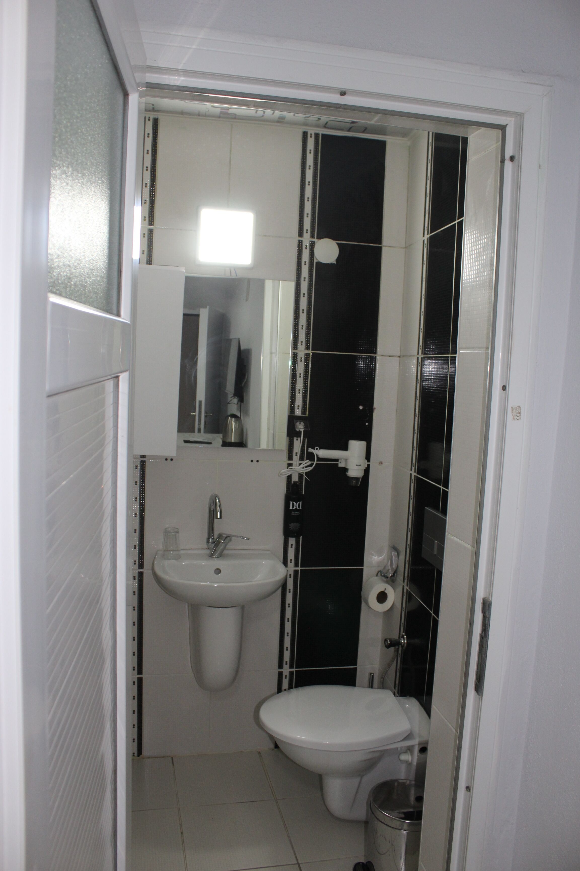 Chambre, balcon | Salle de bain