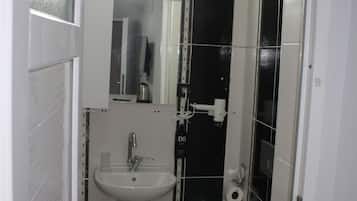 Chambre, balcon | Salle de bain