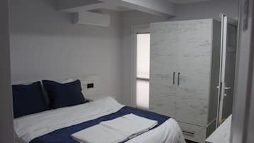 Basic Room, Balcony | Desk, WiFi (free)