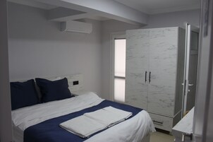 Quarto básico, sacada | Escrivaninha, Wi-Fi de cortesia