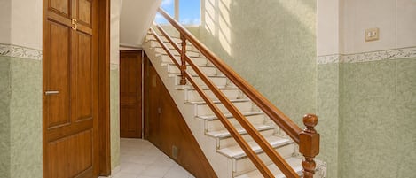 A staircase with wooden balusters leading to a landing.