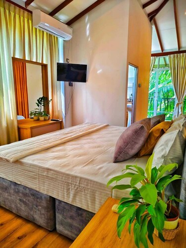 Cozy 1-bedroom apartment in serene walk to Kandy city bordering Jungle with AC