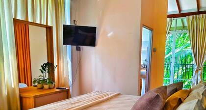 Cozy 1-bedroom apartment in serene walk to Kandy city bordering Jungle with AC