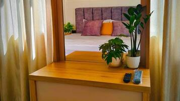 Iron/ironing board, WiFi, bed sheets