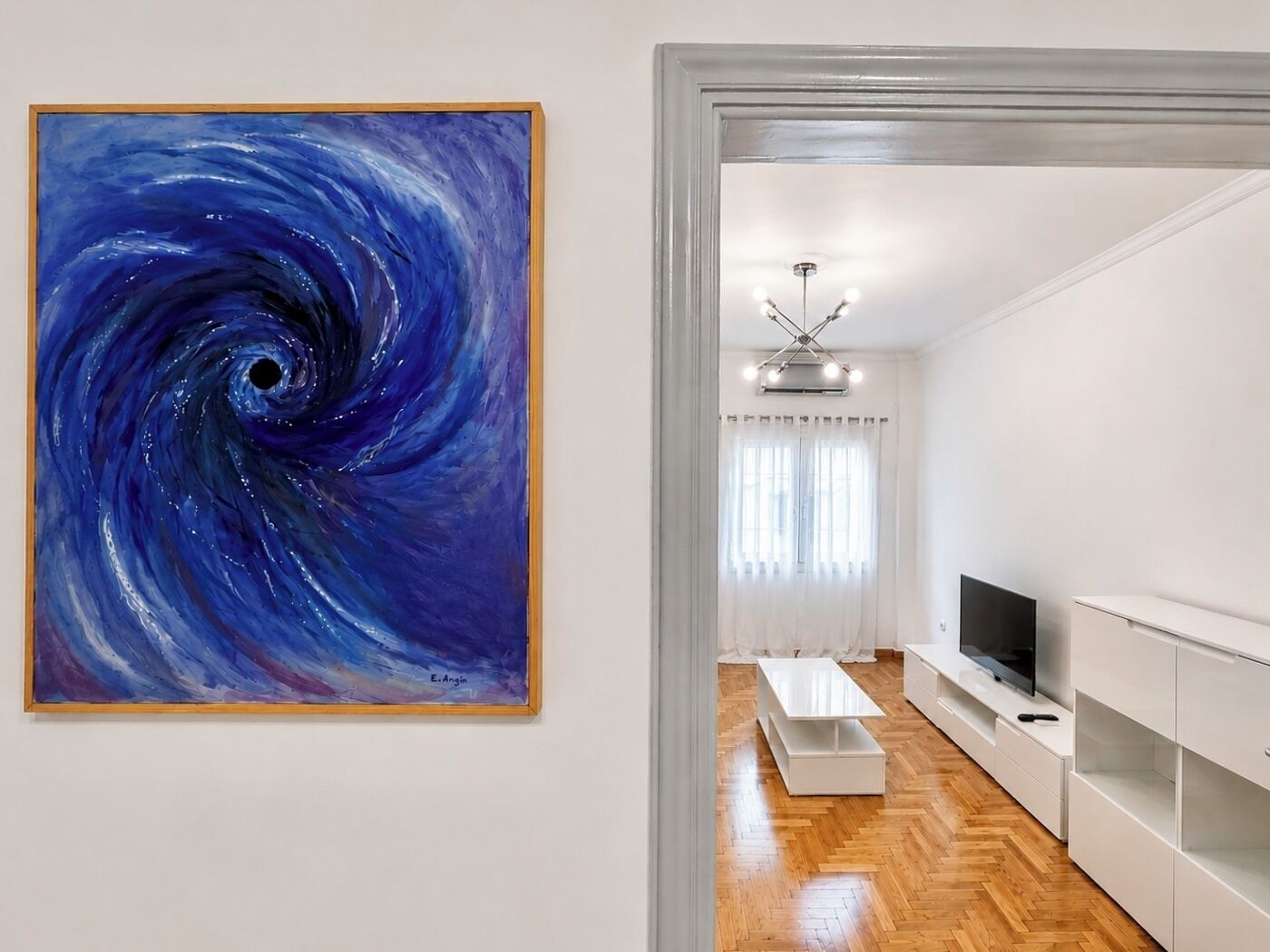 Ein modernes Wohnzimmer mit einem großen abstrakten Gemälde, einem Flachbildfernseher und einem minimalistischen Design.