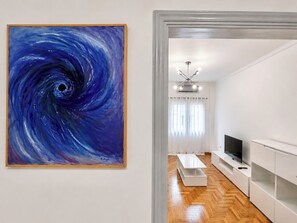 A modern living room with a large abstract painting, a flat-screen TV, and a minimalist design. - Athens Metro Escape - Central & Connected by ΜΡS (Athina)