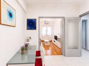 A modern interior with a dining area, a kitchen, and a living space. - Athens Metro Escape - Central & Connected by ΜΡS (Athina)