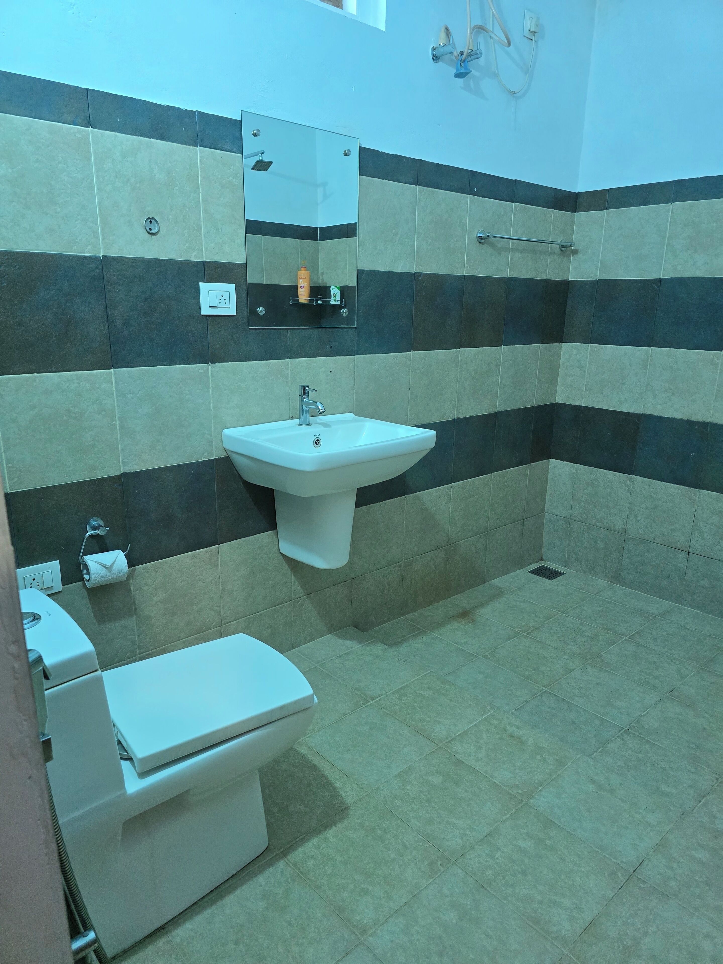 Villa básica, vistas al jardín | Baño | Ducha, artículos de higiene personal gratuitos y toallas