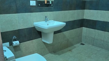 Villa básica, vistas al jardín | Baño | Ducha, artículos de higiene personal gratuitos y toallas