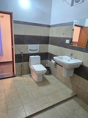 Villa básica, vistas al jardín | Baño | Ducha, artículos de higiene personal gratuitos y toallas