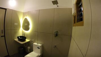 Luxury Villa | Bathroom | Shower, free toiletries, towels