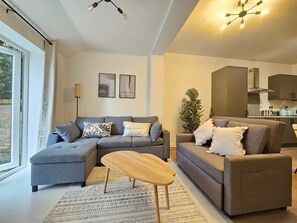 Living area - Luxury Flat 10 Mins from Station + Bike ! (Cambridge)