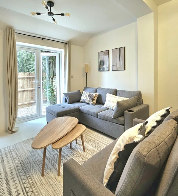 Living area - Luxury Flat 10 Mins from Station + Bike ! (Cambridge)