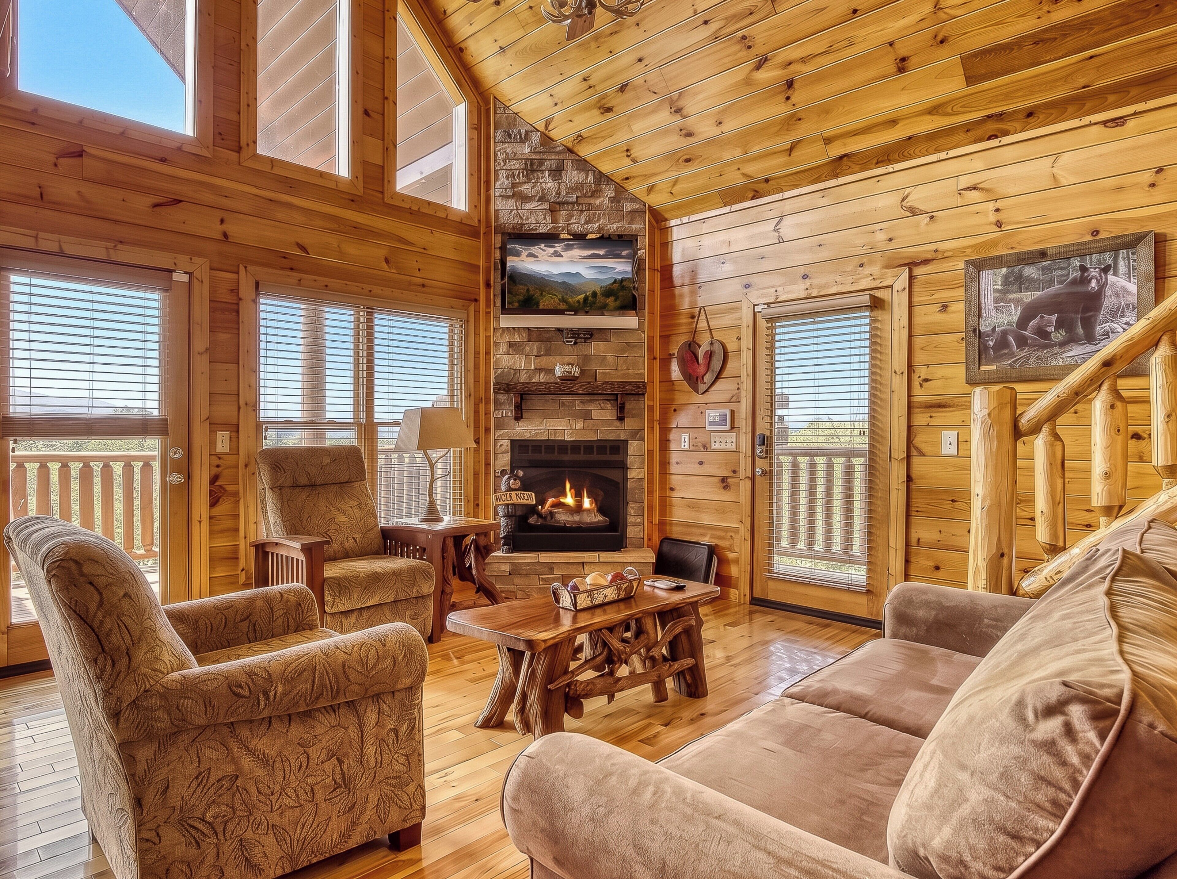 Un intérieur de chalet chaleureux avec une cheminée, des murs en bois et un balcon.