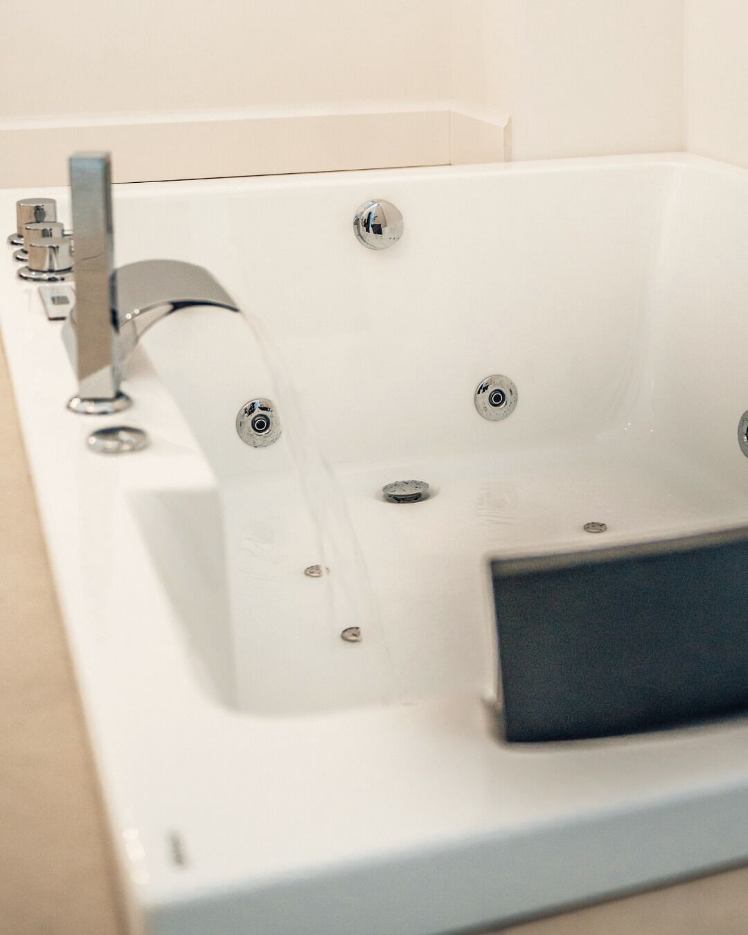 Deluxe Room | Bathroom | Hair dryer, towels