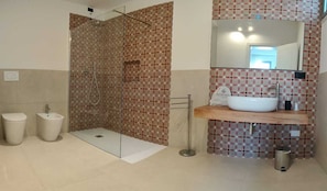 Standard Room (Pomice) | Bathroom | Hair dryer, towels - HOTEL PIETRA NERA (Catania)